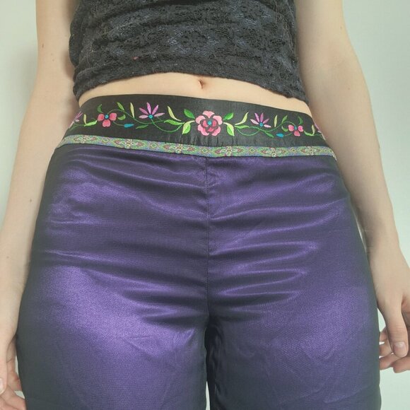 Gorgeous vintage 90s purple satin & black mesh flared pants with embroideries - Picture 4 of 14
